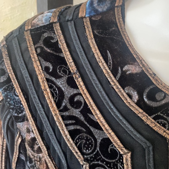 Gorgeous jacket with multiple characteristics!! Stand out with this show stopper - Picture 3 of 14